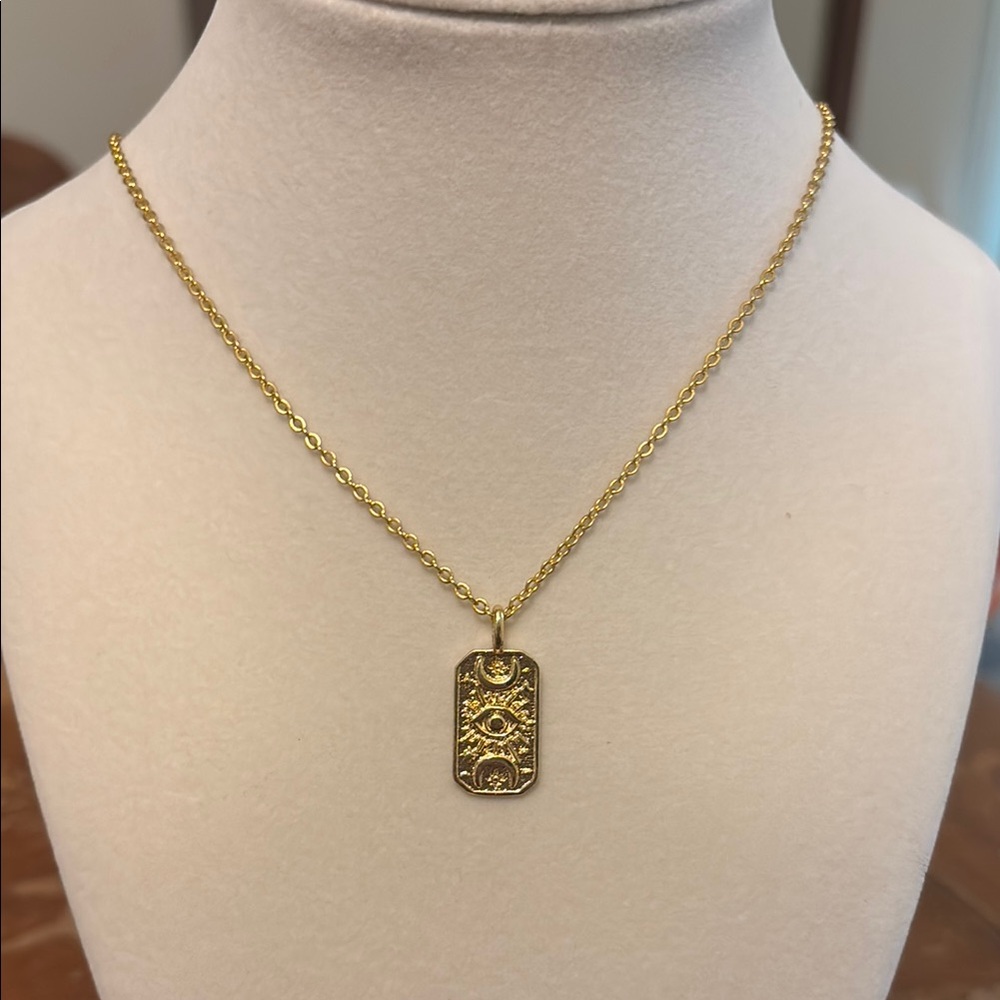 Elegant Gold Pendant Necklace